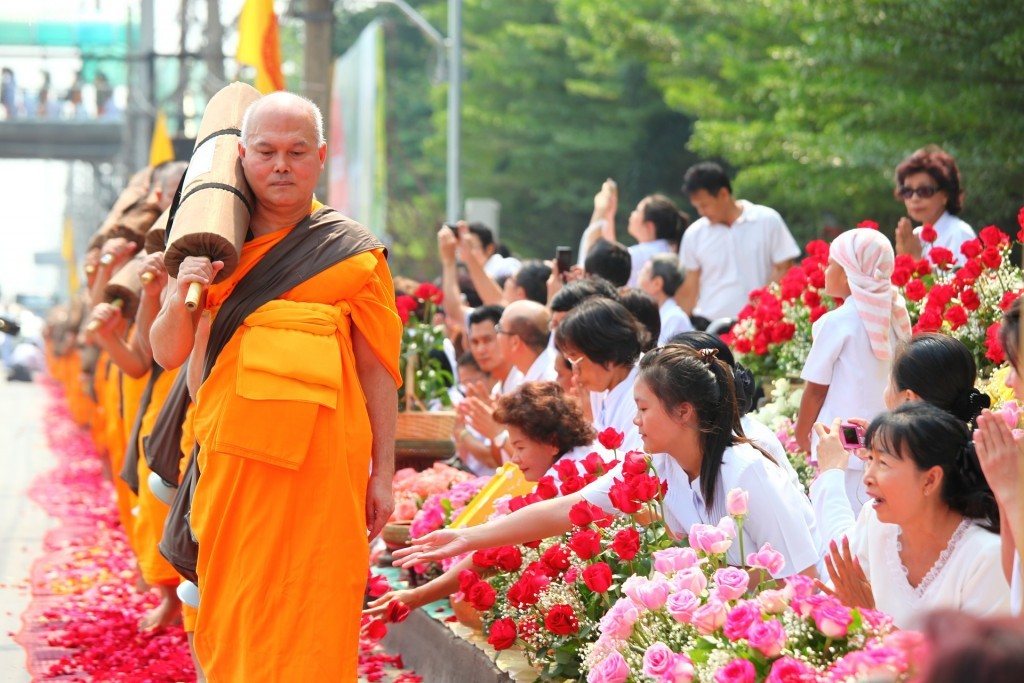 Các nhà sư Phật giáo Thái Lan nhận hoa cúng / Max Pixel