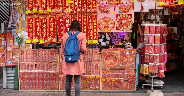 Một người phụ nữ nhìn thấy mua sắm đồ trang trí trong dịp Tết Nguyên đán. - Trip14.com