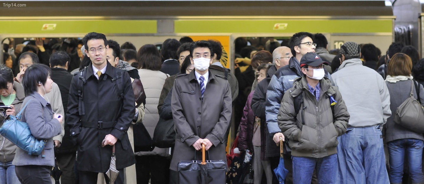 Hành khách đợi tàu giờ cao điểm ở Tokyo