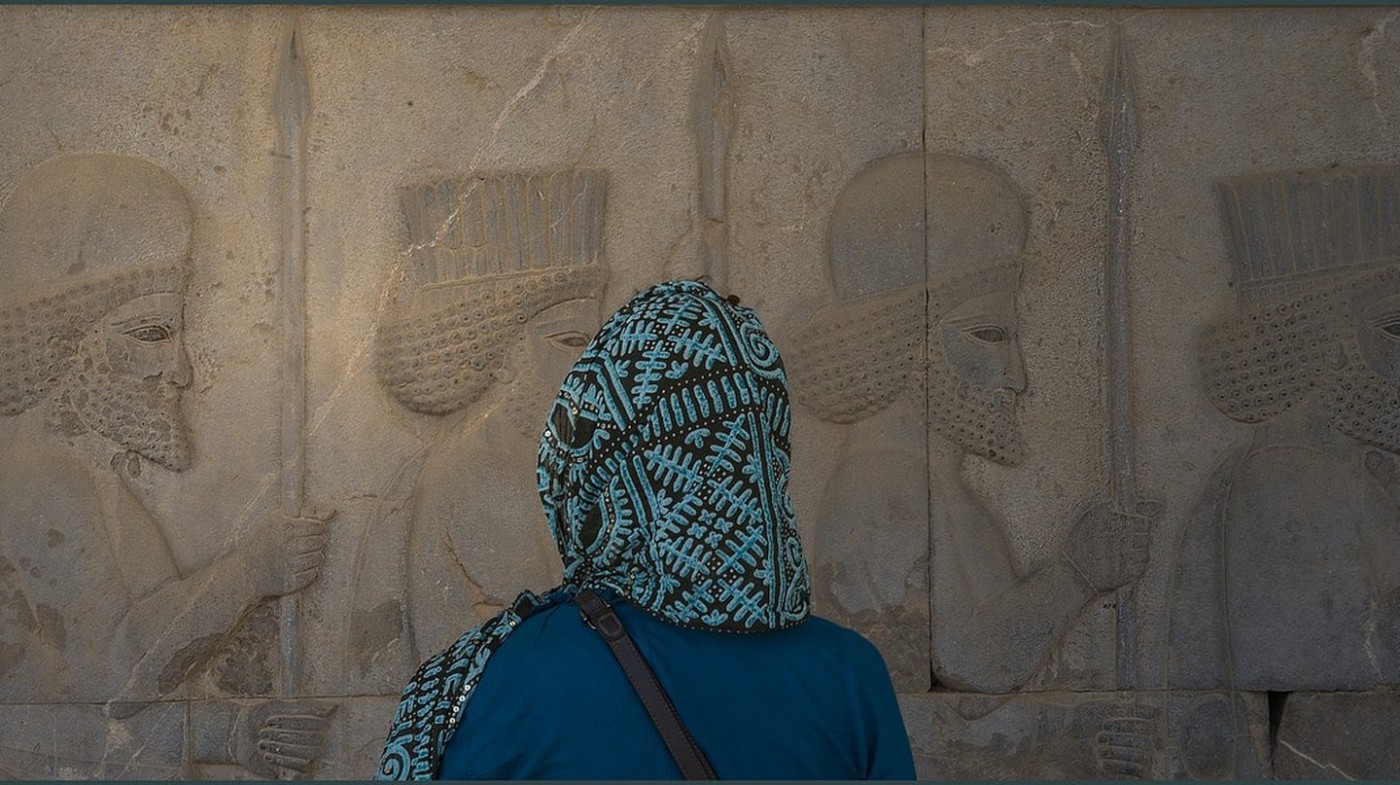 Một người phụ nữ ở Persepolis | © Henrivh / Pixabay