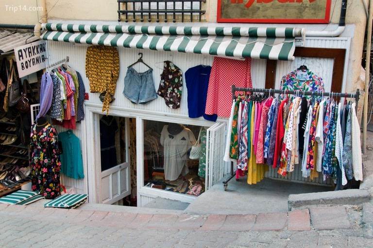 Một cửa hàng bán đồ cũ ở khu phố Istanbul Galatasaray Cukurcuma. - Trip14.com