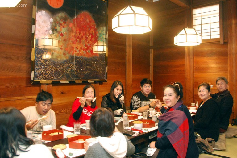 Khách du lịch thưởng thức sushi tại nhà hàng Ganko, Kyoto, Nhật Bản. - Trip14.com