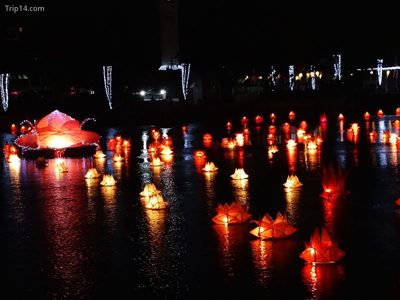 Đèn lồng nổi trên hồ cho ngày lễ Phật đản ở Jaffna, Sri Lanka | Adam Jones, Wikipedia