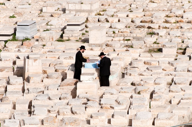 Người Do Thái chính thống tò mò tại một trong những ngôi mộ trong nghĩa trang trên Núi Ô-liu Jerusalem, Israel - Trip14.com