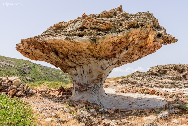 Skiadi — một tảng đá khổng lồ hình nấm, một điểm tham quan tự nhiên độc đáo của đảo Kimolos, Cyclades, Hy Lạp