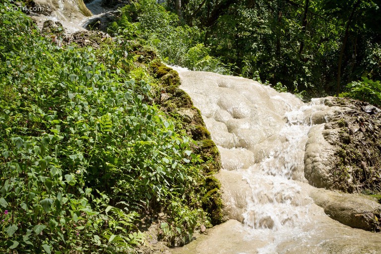 Thác nước Bua Thong ở Chiang Mai còn được gọi là thác nước dính của Cameron khi bạn có thể trèo lên thác đá vôi như một con thằn lằn.