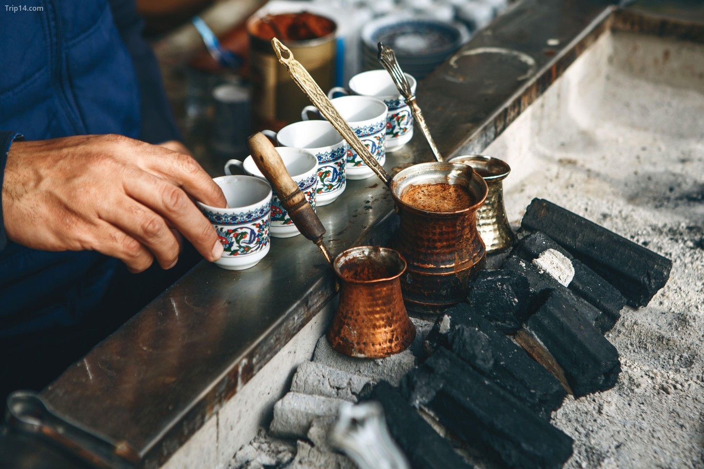 Nấu cà phê Thổ Nhĩ Kỳ truyền thống trên than củi