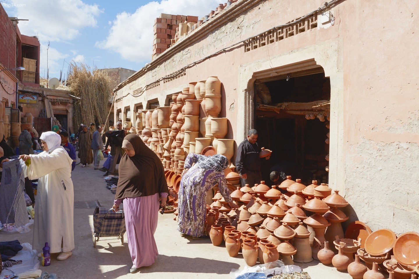 Chợ trời Bab El Khemis hàng tuần là điểm mua sắm nổi tiếng của người dân Marrakech