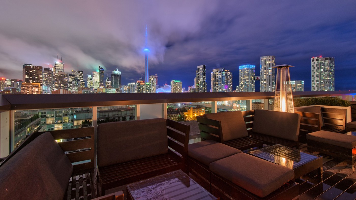 Đường chân trời Toronto vào lúc hoàng hôn có thể được nhìn từ sân thượng của khách sạn Thompson