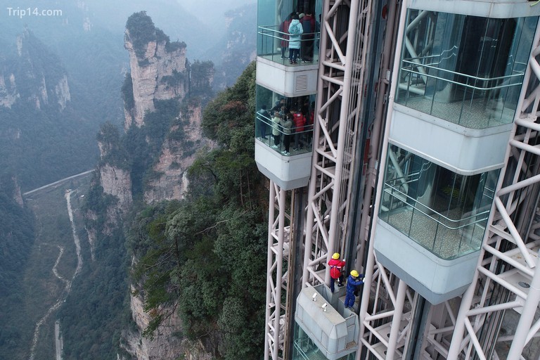 Nhân viên bảo trì kiểm tra trạng thái hoạt động của Thang máy Bailong dài 326 mét, thang máy ngoài trời cao nhất thế giới tại Khu thắng cảnh Wulingyuan ở Trương Gia Giới, tỉnh Hồ Nam
