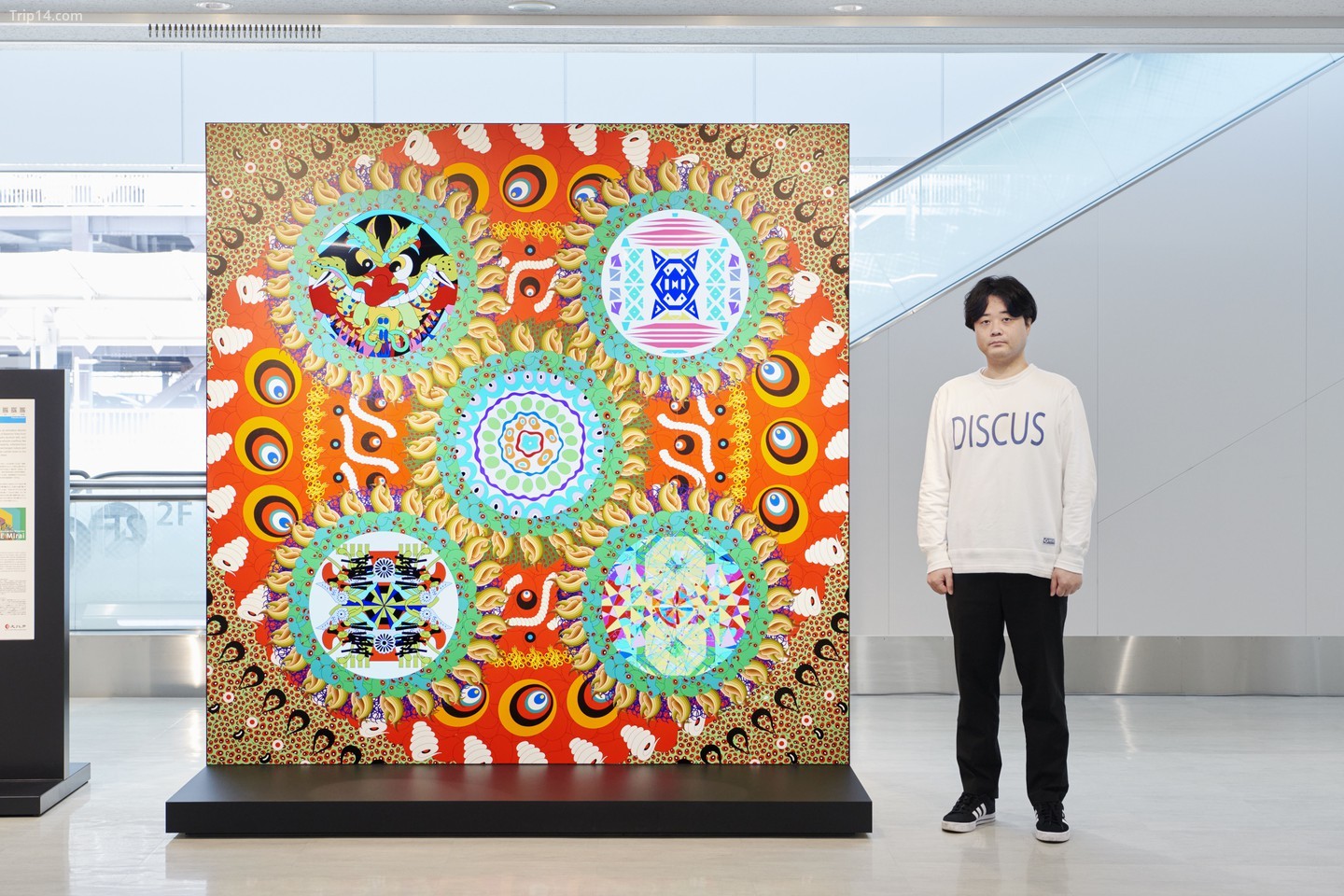 Nghệ sĩ Mirai Mizue với tác phẩm nghệ thuật lấy cảm hứng từ hoa văn của hàng thủ công vùng Kyushu, được trưng bày tại sân bay Fukuoka