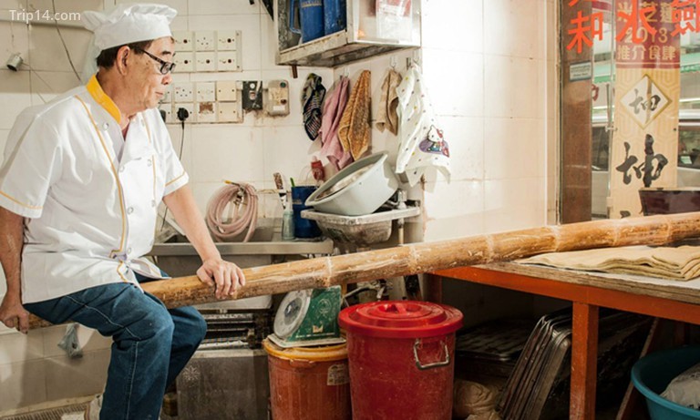 Ông Lee, chủ sở hữu của Kwan Kee ở Cheung Sha Wan, là một trong những người dân địa phương cuối cùng còn sót lại ở Hồng Kông còn giữ được nghệ thuật làm mì lâu đời của jook sing 
