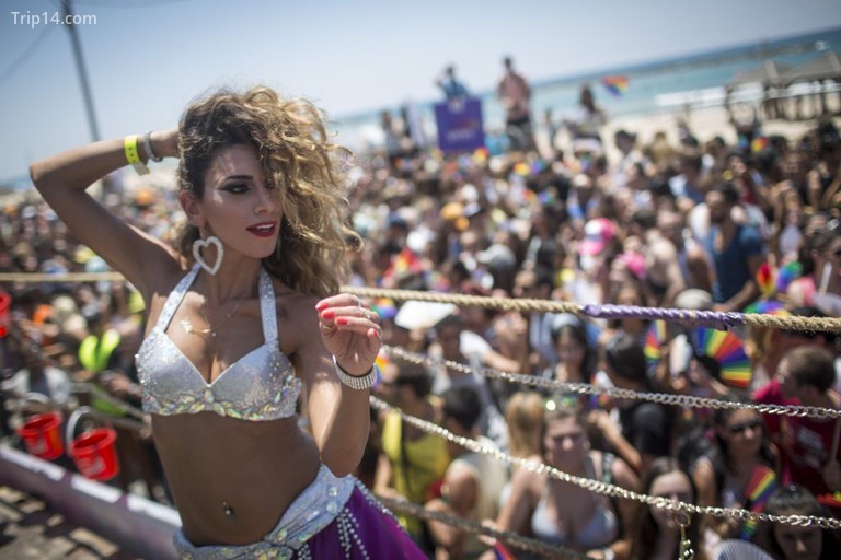 Cô gái khiêu vũ tại Tel Aviv Pride 2015 