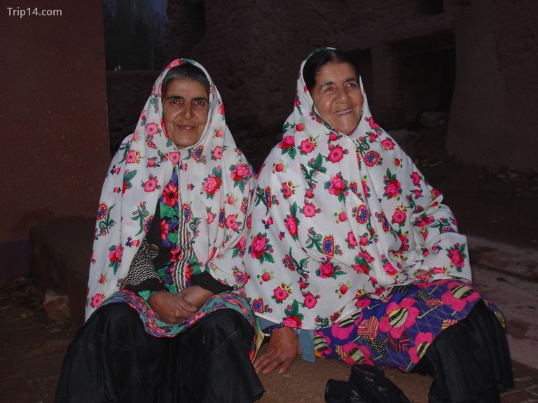 Những chiếc khăn dài, hoa đặc trưng của làng Abyaneh | © Consie & Matthias / Flickr - Trip14.com