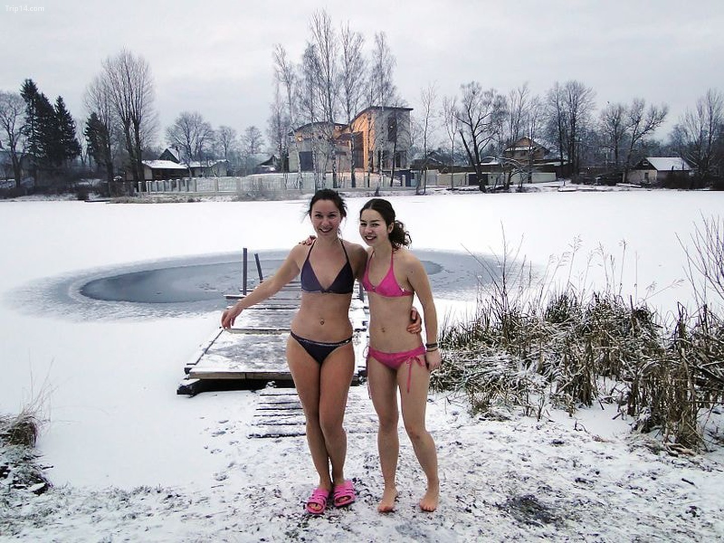 Hai cô gái trẻ sẽ tắm trong hồ nước đóng băng ở Nga 