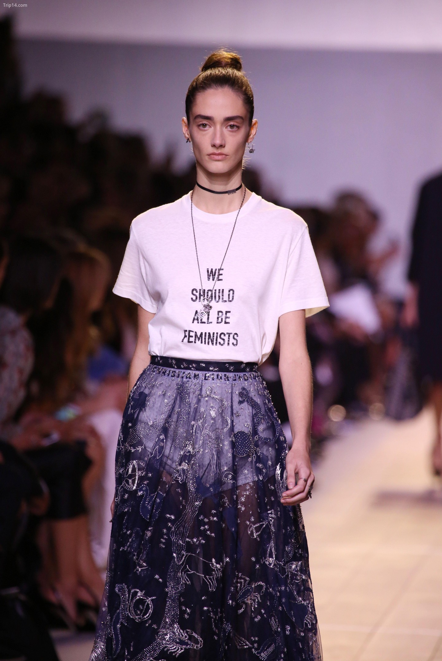Người mẫu trên sàn catwalk show diễn Christian Dior,